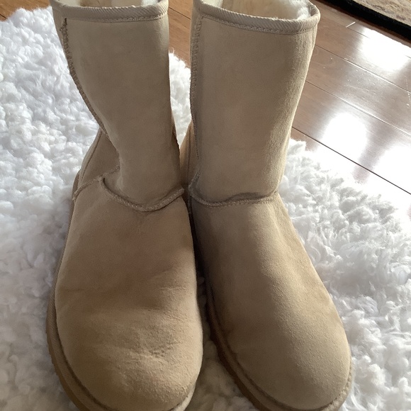 UGGS…Classic Short….Buttery tan color….never worn…Size 9 - Picture 1 of 4